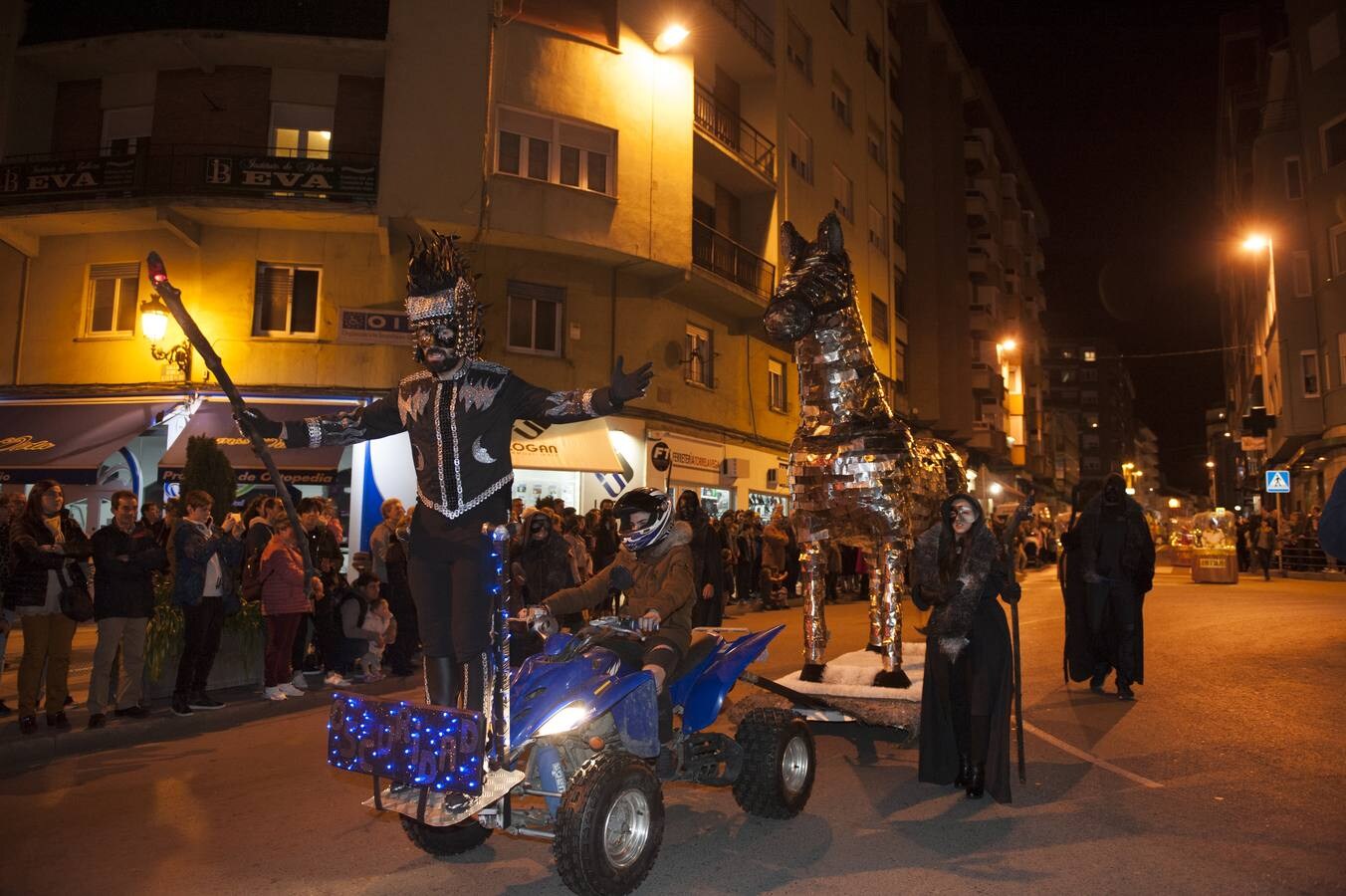 La capital del Besaya se llena de ambiente y color durante el carnaval.