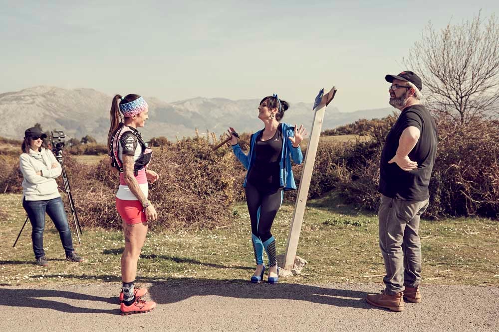 El cantante se suma a la lista de rostros populares de la región que aparecen en la ficción | Compartió jornada de rodaje con la atleta Azara García de los Salmones