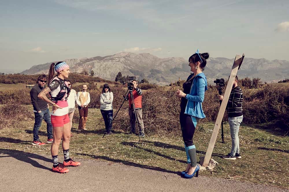 El cantante se suma a la lista de rostros populares de la región que aparecen en la ficción | Compartió jornada de rodaje con la atleta Azara García de los Salmones