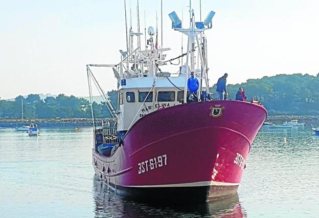 El 'Marcelina Lecue', varado en su entrada al puerto de San Vicente el pasado jueves. 