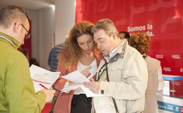 Ainoa Quiñones conversa con un militante de base durante la asamblea del PSOE de Santander.