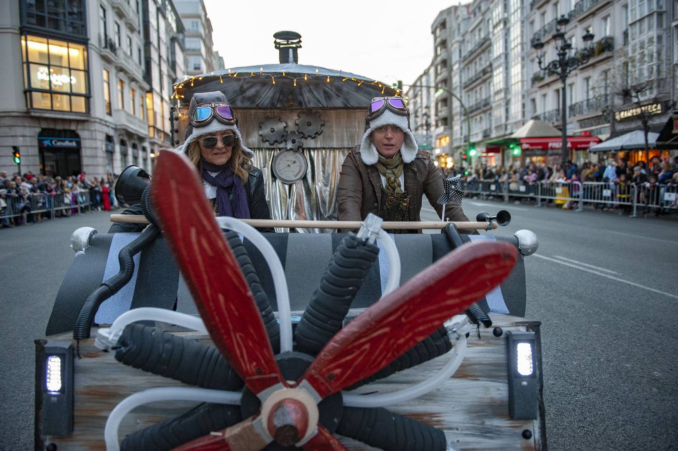 La capital cántabra se vuelca con la celebración del carnaval.