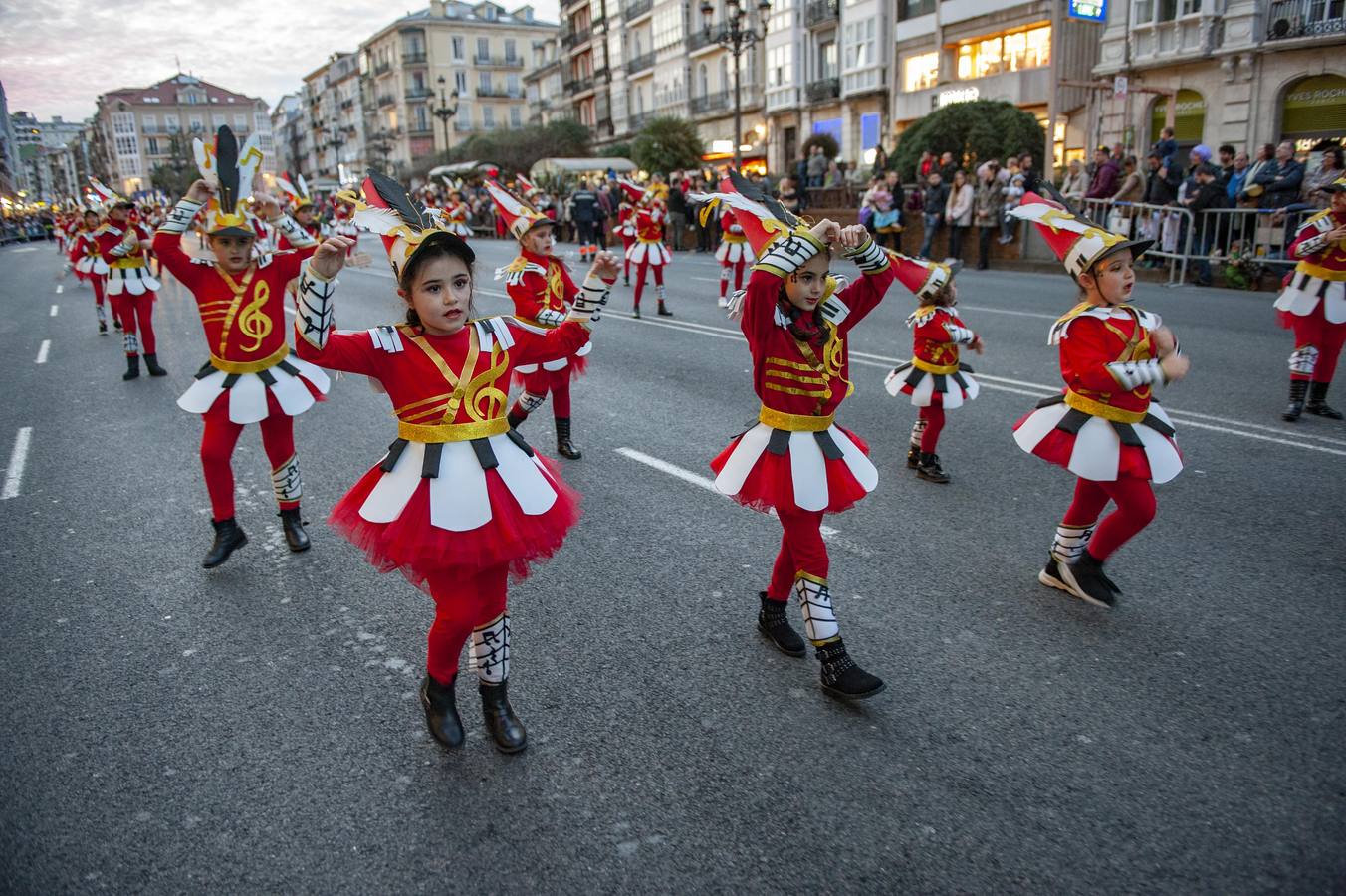 La capital cántabra se vuelca con la celebración del carnaval.