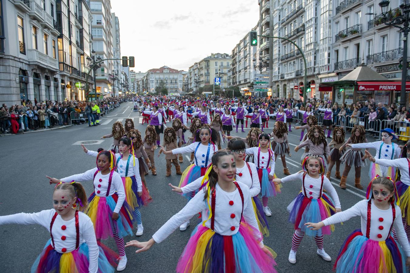 La capital cántabra se vuelca con la celebración del carnaval.