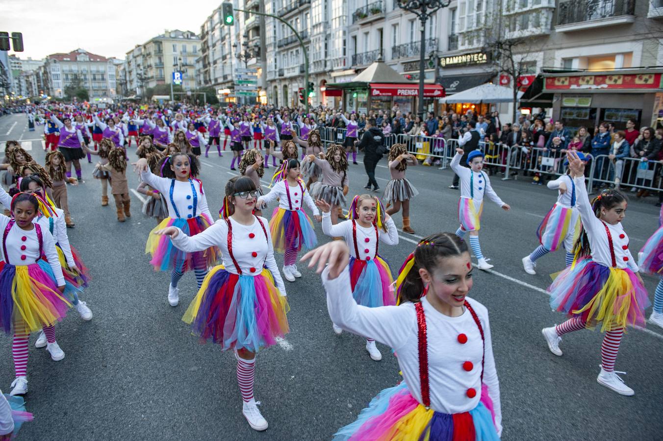 La capital cántabra se vuelca con la celebración del carnaval.