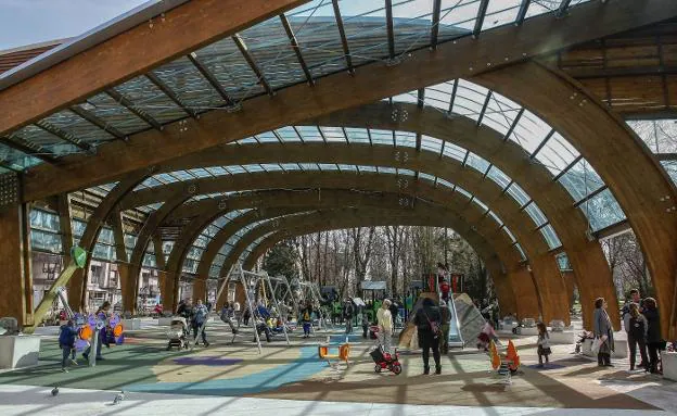 Zona de juegos del Manuel Barquín, el mayor parque de la ciudad. Criticado al principio por su coste e impacto visual, ahora es 'copiado' ahora por otros municipios.