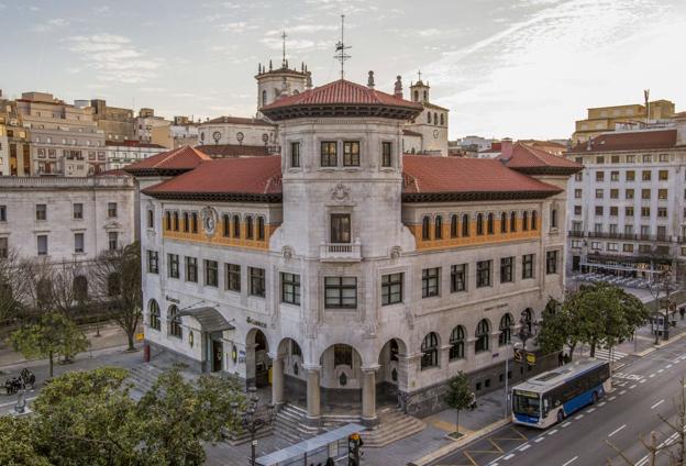 Imagen del edificio de Correos tomada el viernes. Levantado en 1915, sobrevivió al incendio de Santander de 1941 y fue rehabilitado por última vez en 2016.