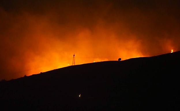 Los incendios vuelven a ser protagonistas en Cantabria con la llegada del viento sur 