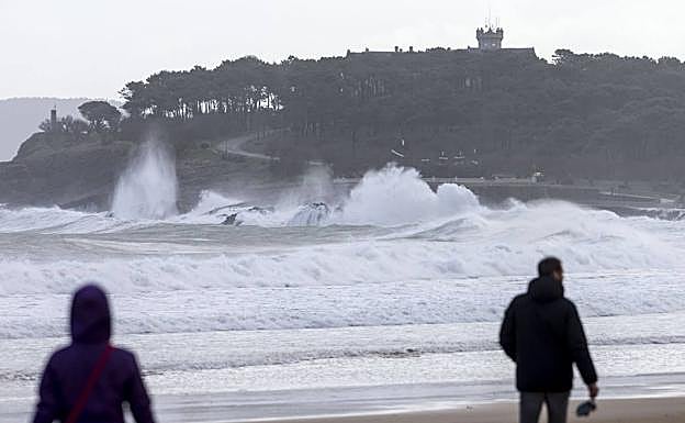 Temporal de mar visto desde el Sardinero de Santander.