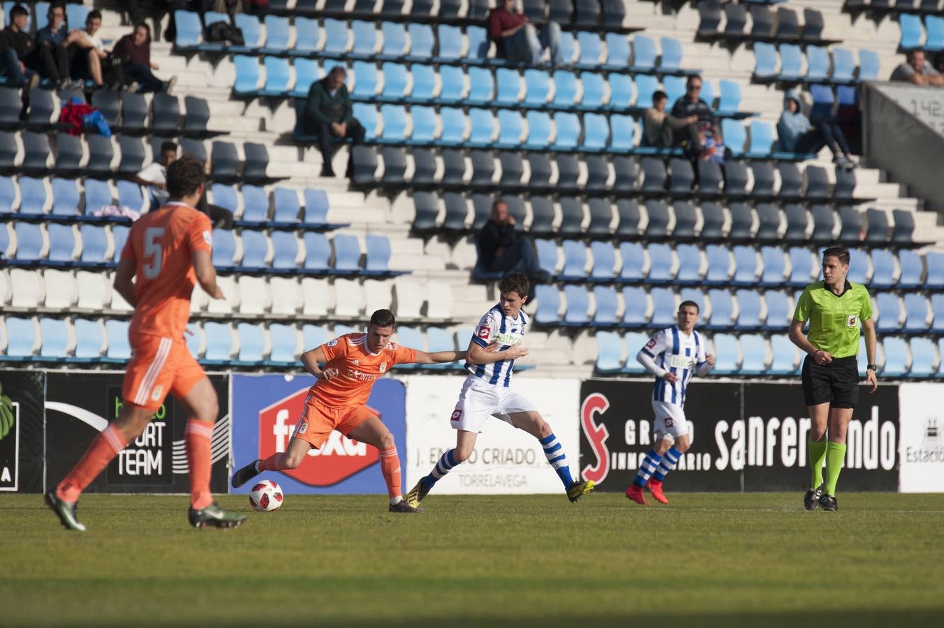 Los blanquiazules consiguen remontar en el último momento y consiguen una victoria que les permite seguir soñando con la permanencia.