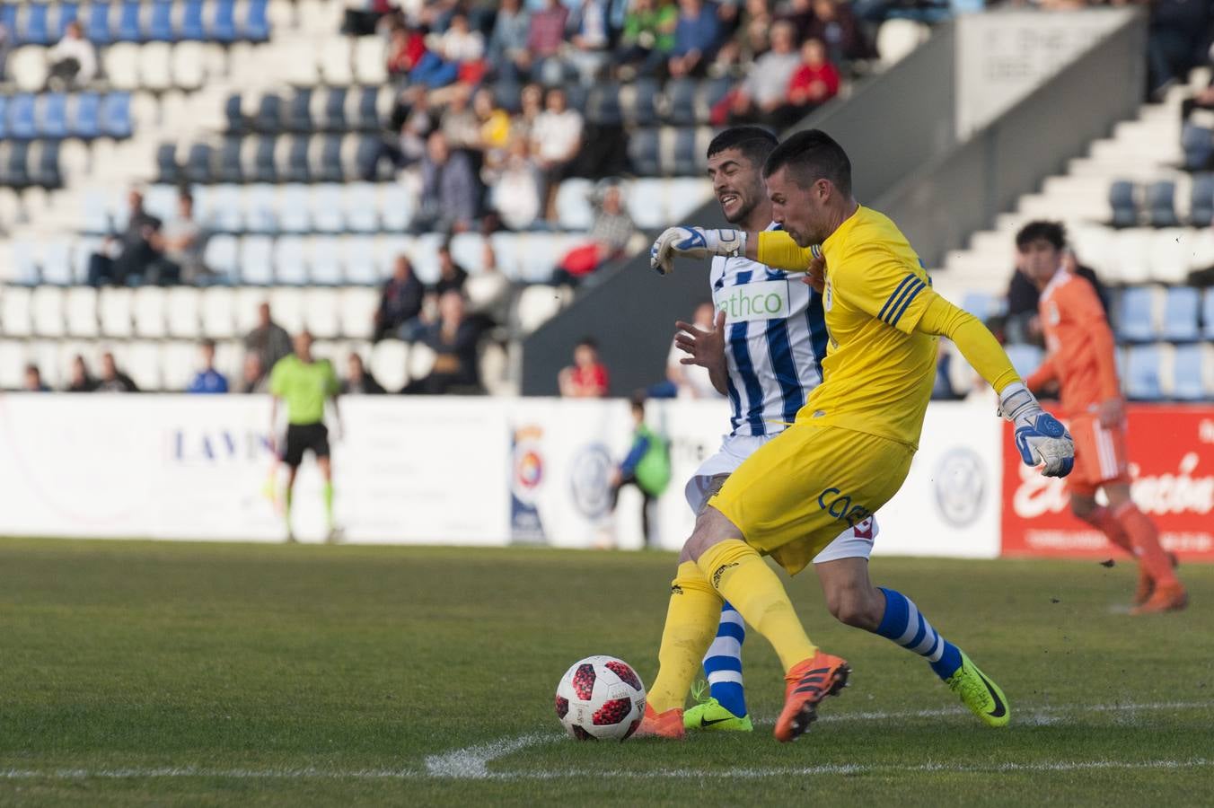 Los blanquiazules consiguen remontar en el último momento y consiguen una victoria que les permite seguir soñando con la permanencia.