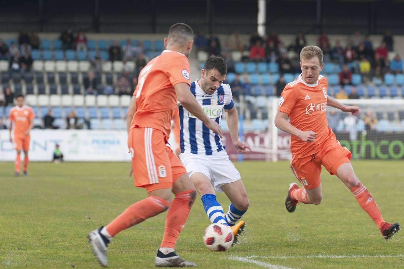 Los blanquiazules consiguen remontar en el último momento y consiguen una victoria que les permite seguir soñando con la permanencia.