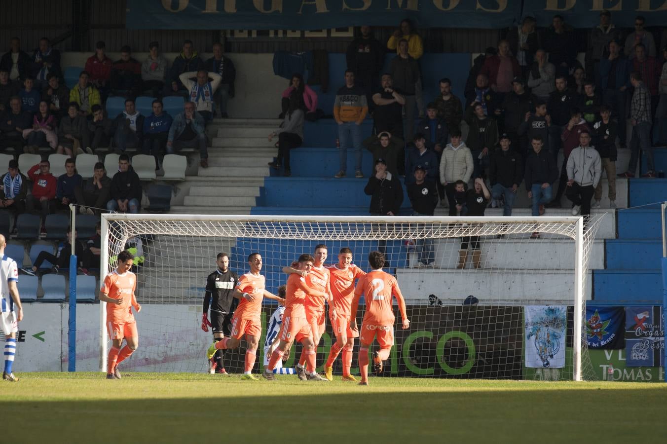 Los blanquiazules consiguen remontar en el último momento y consiguen una victoria que les permite seguir soñando con la permanencia.