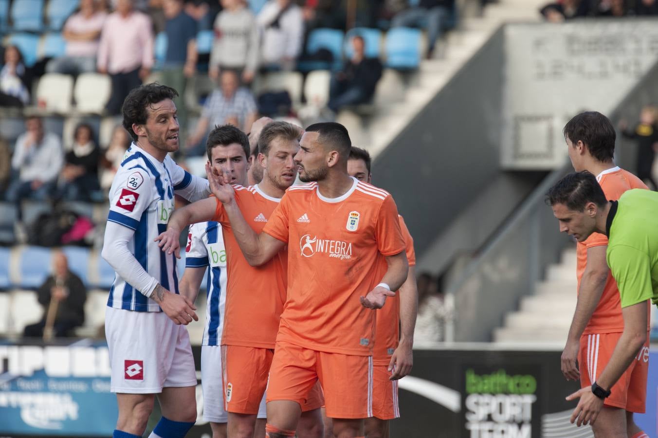 Los blanquiazules consiguen remontar en el último momento y consiguen una victoria que les permite seguir soñando con la permanencia.