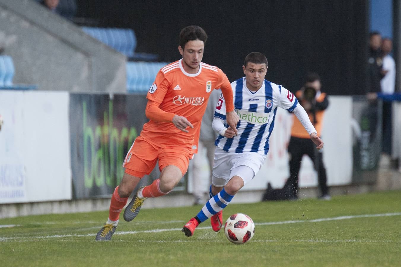 Los blanquiazules consiguen remontar en el último momento y consiguen una victoria que les permite seguir soñando con la permanencia.