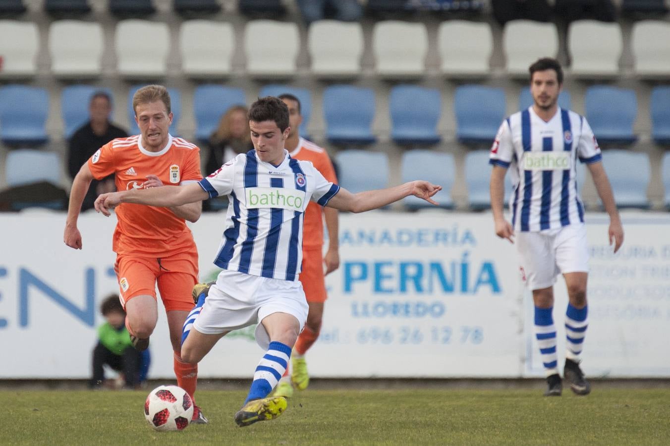 Los blanquiazules consiguen remontar en el último momento y consiguen una victoria que les permite seguir soñando con la permanencia.