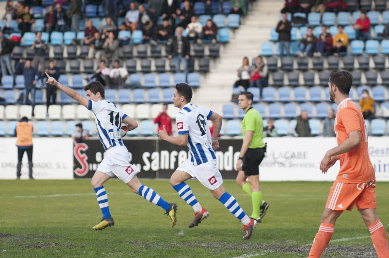 Los blanquiazules consiguen remontar en el último momento y consiguen una victoria que les permite seguir soñando con la permanencia.