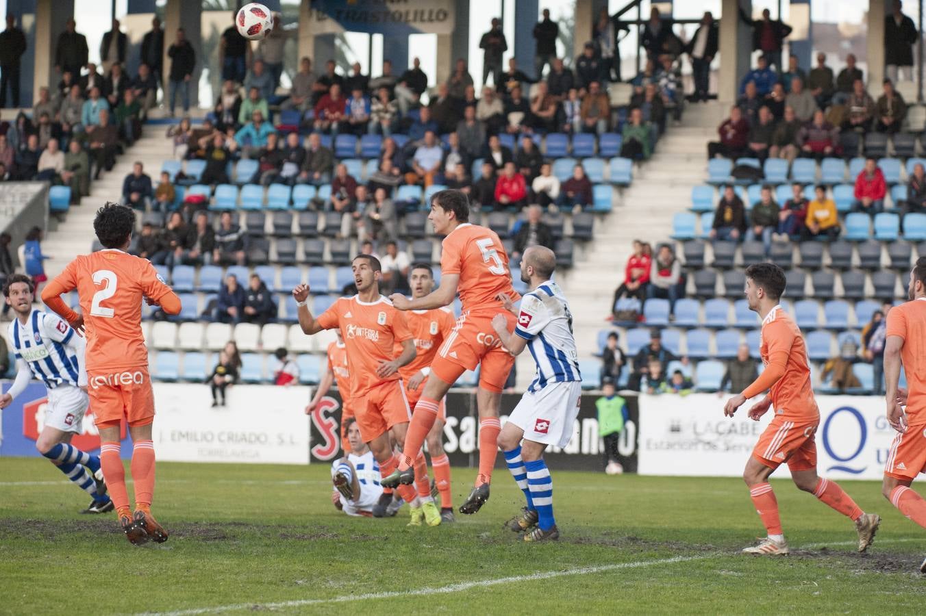 Los blanquiazules consiguen remontar en el último momento y consiguen una victoria que les permite seguir soñando con la permanencia.