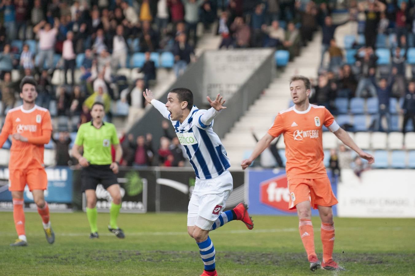 Los blanquiazules consiguen remontar en el último momento y consiguen una victoria que les permite seguir soñando con la permanencia.