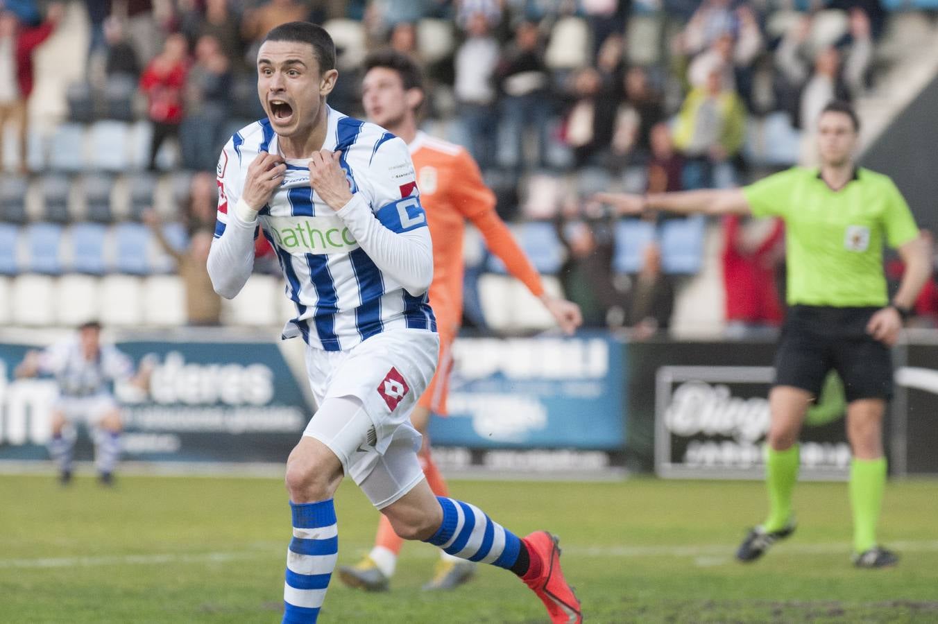 Los blanquiazules consiguen remontar en el último momento y consiguen una victoria que les permite seguir soñando con la permanencia.