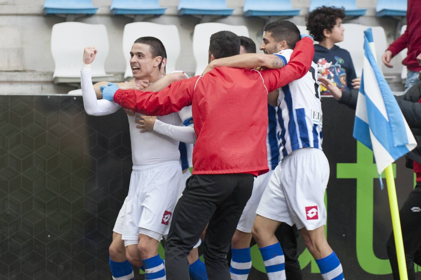 Los blanquiazules consiguen remontar en el último momento y consiguen una victoria que les permite seguir soñando con la permanencia.