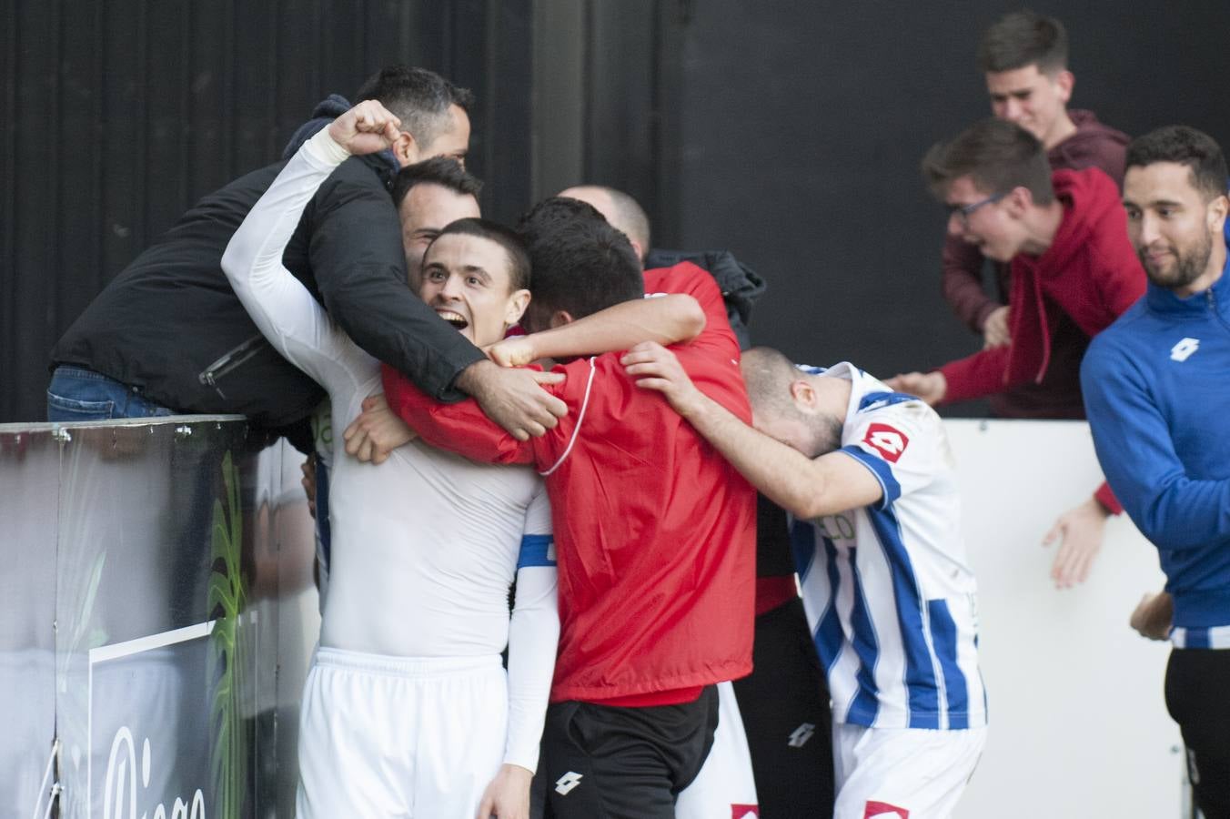 Los blanquiazules consiguen remontar en el último momento y consiguen una victoria que les permite seguir soñando con la permanencia.