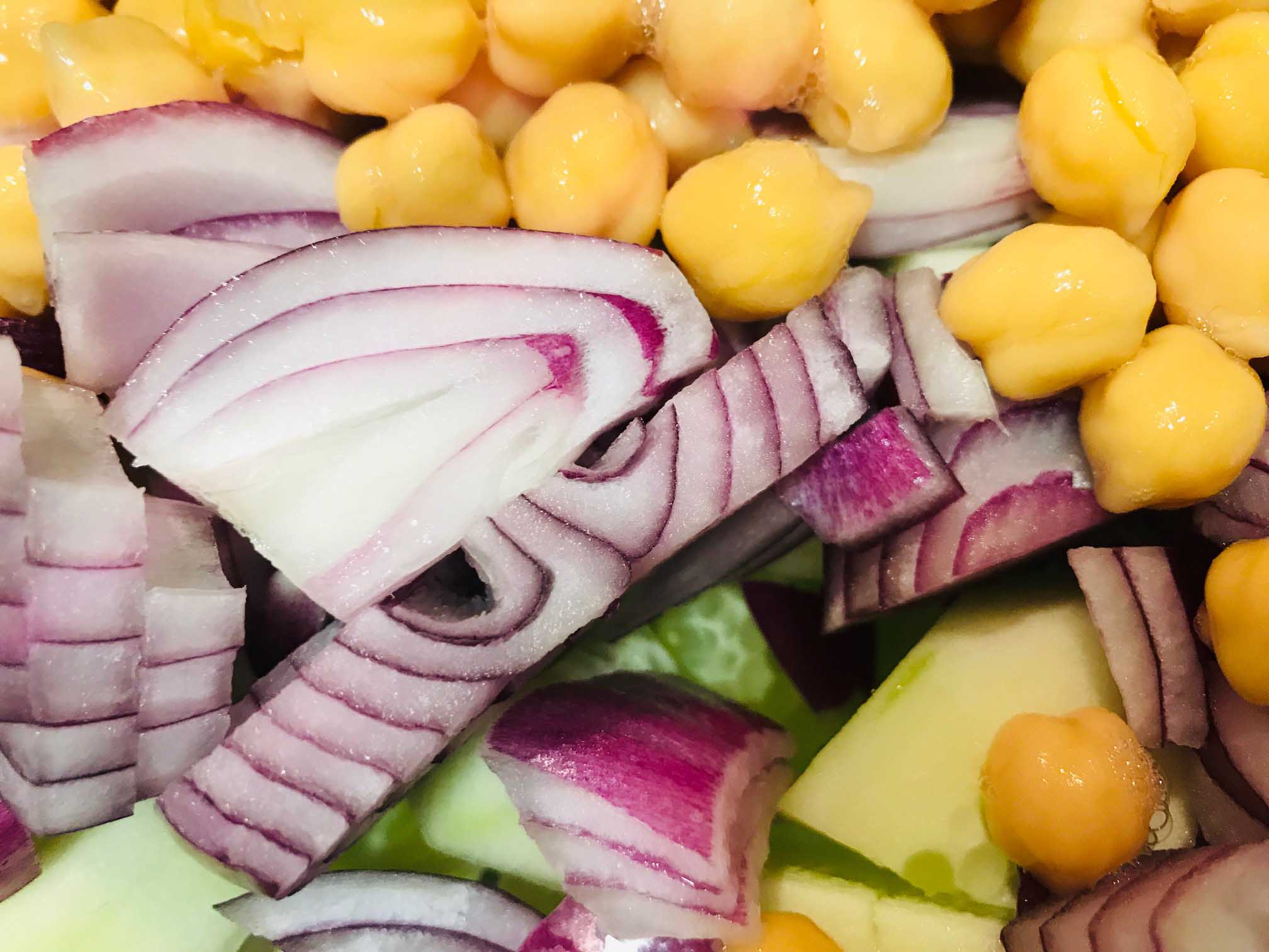 4-Poner en un bol el pepino, la cebolla y los garbanzos. Triturar bien. 