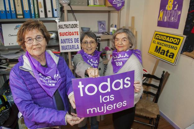 María Ángeles Ruiz-Tagle (Sande), Ana Bolado y Luli Peredo, en la sede de la Asamblea de Mujeres. Luchan «por todas las mujeres, todos los días».