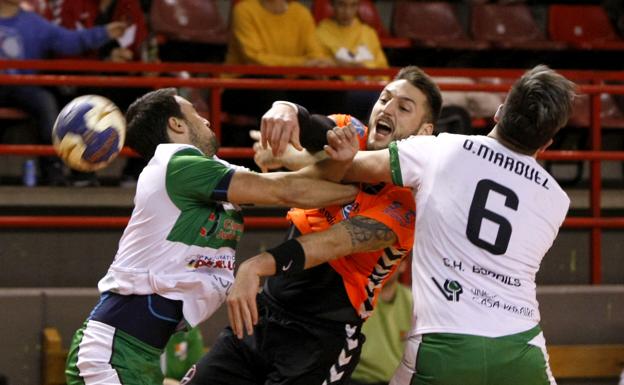 Uno de los encuentros del Balonmano Torrelavega, en el Vicente Trueba de Torrelavega. 