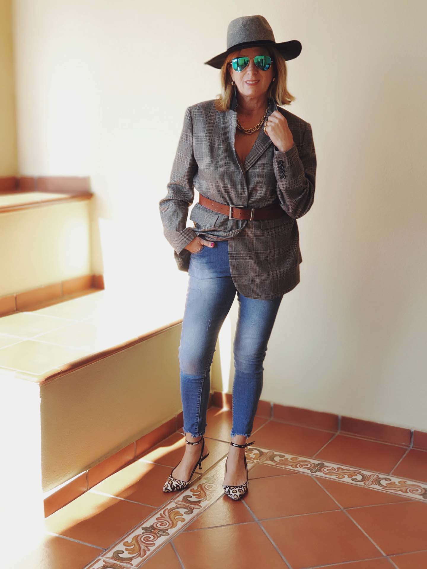 María Ruiz (@marruiacu). 59 años. Sevilla. Pequeña empresaria, tengo una inmobiliaria familiar desde hace 20 años. «Mi pasión por la moda me viene desde jovencita; siempre estaba al día de todas las tendencias e incluso me atrevía a hacerme mis looks con las camisas de mis hermanos. Ahora con Instagram estoy haciendo mi sueño realidad».