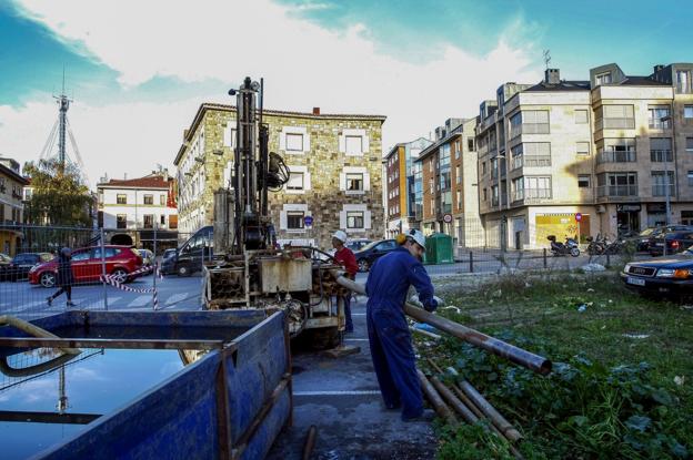 Sondeos para analizar el subsuelo en la zona de actuación, frente a las oficinas municipales.