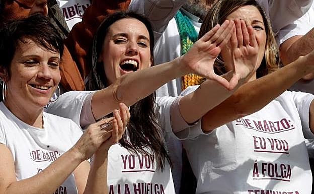 La portavoz de Unidos Podemos en el Congreso, Irene Montero (c), durante una foto de familia de la formación en las puertas del Congreso.