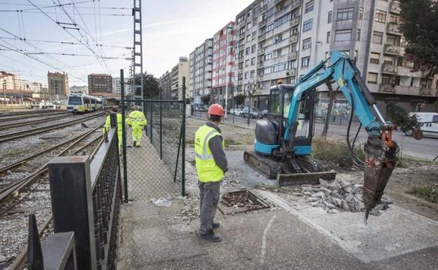 Ayer se iniciaron las obras de un nuevo parque en la calle Castilla, en el espacio que antes ocupaban las tres naves de Adif. 