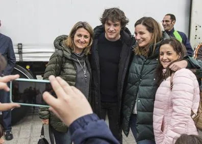 Imagen secundaria 1 - Pepe Rodríguez Rey, Jordi Cruz y Samantha Vallejo-Nágera posaron con quienes les pidieron una foto.