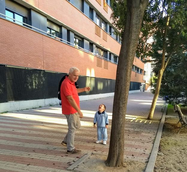 Paseo en familia por el barrio madrileño de Legazpi.