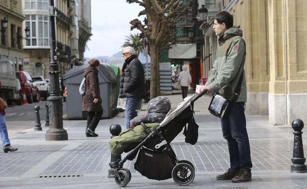 Un padre pasea a su hijo en San Sebastián.