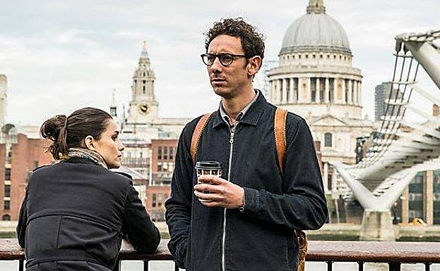 Charlotte Riley y Al Weaver, periodistas del 'Herald' en 'Press'.