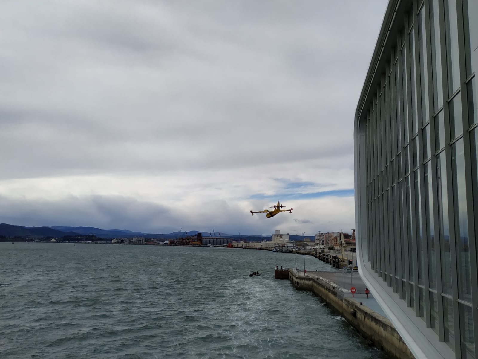 Fotos: Problemas para los helicópteros y los hidroaviones por el fuerte viento