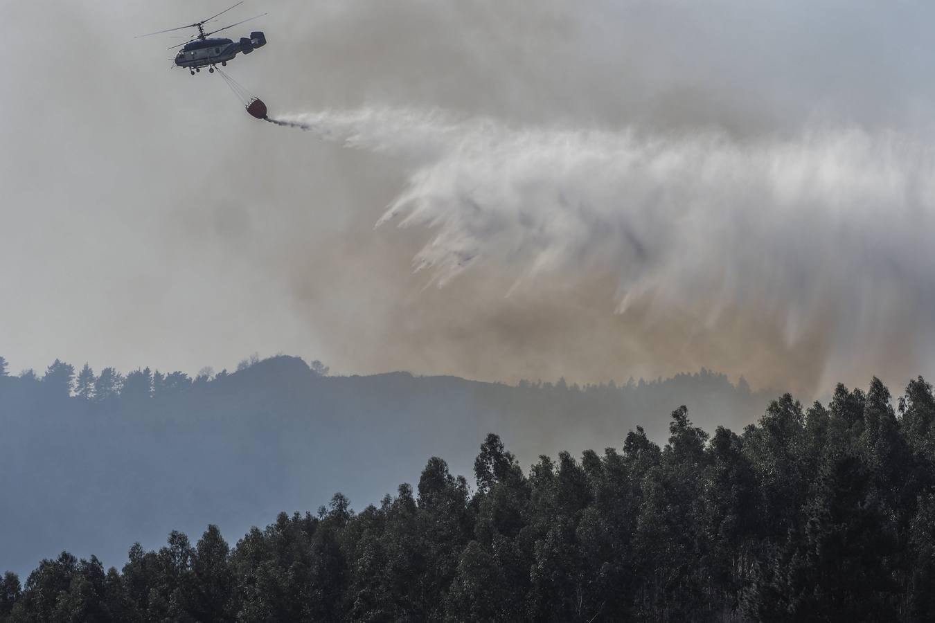 Imágenes de los incendios forestales registrados desde el martes por la tarde en las zonas de San Roque de Riomiera, San Sebastián de Garabandal, Toranzo, Vega de Pas y La Penilla de Cayón