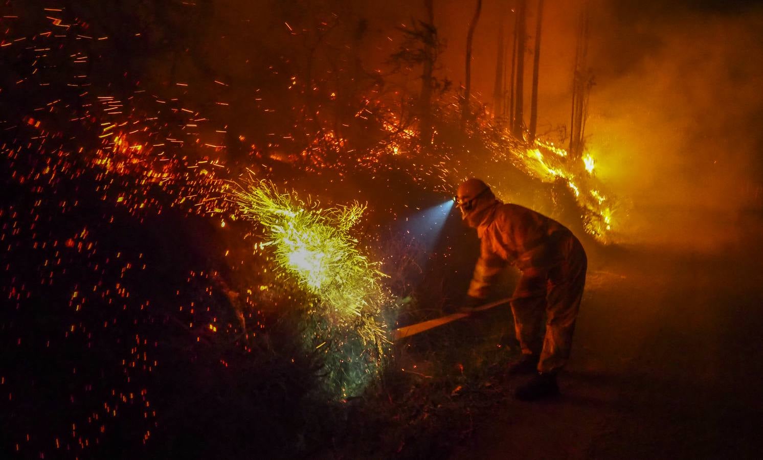 Imágenes de los incendios forestales registrados desde el martes por la tarde en las zonas de San Roque de Riomiera, San Sebastián de Garabandal, Toranzo, Vega de Pas y La Penilla de Cayón