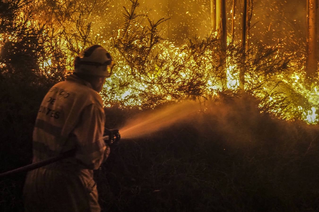 Imágenes de los incendios forestales registrados desde el martes por la tarde en las zonas de San Roque de Riomiera, San Sebastián de Garabandal, Toranzo, Vega de Pas y La Penilla de Cayón