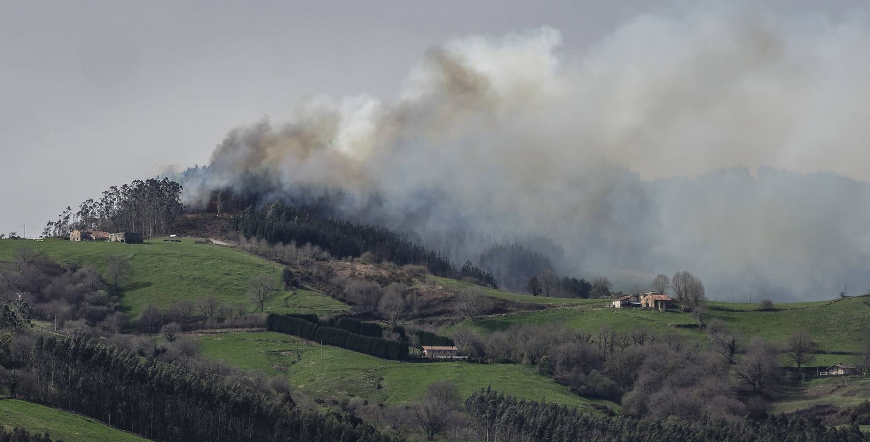 Imágenes de los incendios forestales registrados desde el martes por la tarde hasta este miércoles por la mañana en el Monte Dobra y en las zonas de San Roque de Riomiera, San Sebastián de Garabandal, Penagos, Toranzo, Vega de Pas y La Penilla de Cayón