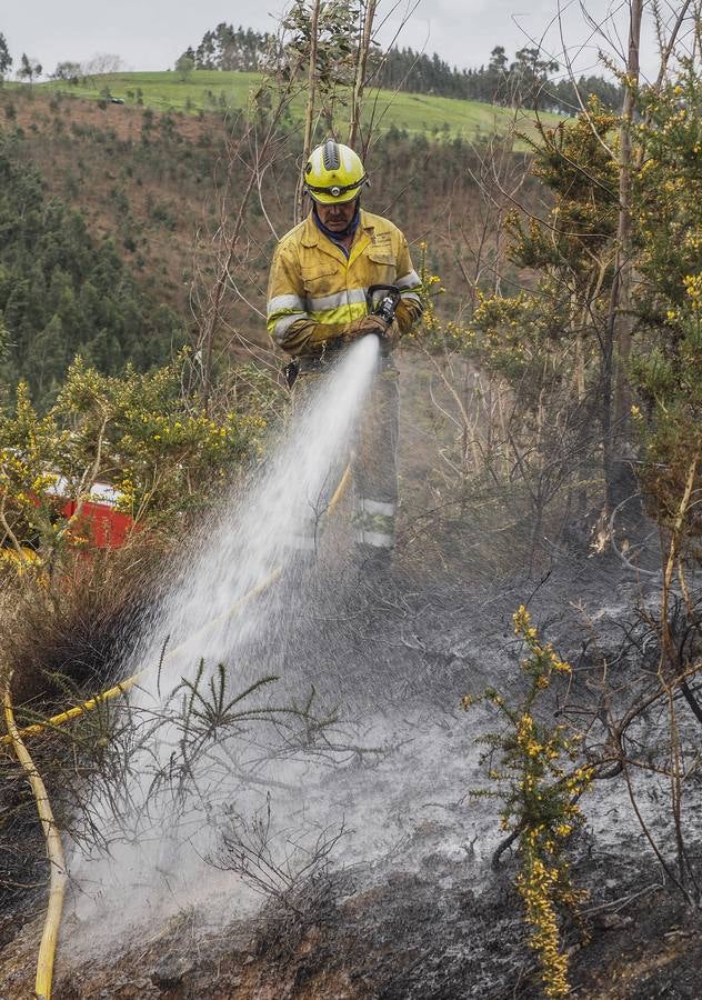 Imágenes de los incendios forestales registrados desde el martes por la tarde hasta este miércoles por la mañana en el Monte Dobra y en las zonas de San Roque de Riomiera, San Sebastián de Garabandal, Penagos, Toranzo, Vega de Pas y La Penilla de Cayón