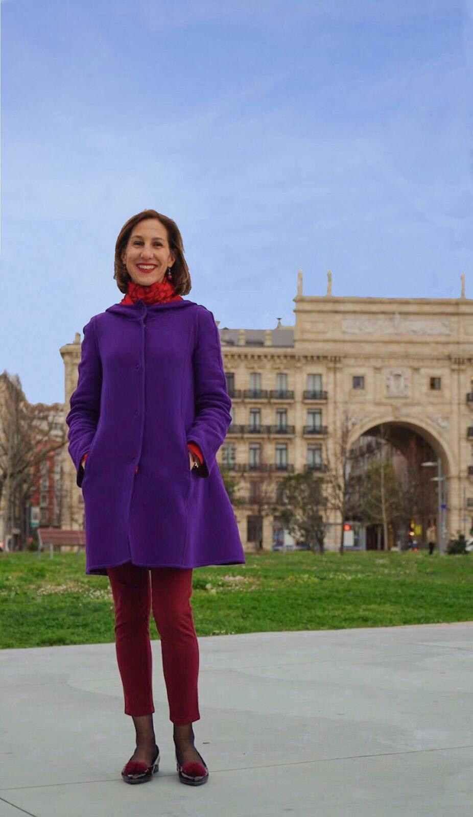 Un conjunto bicolor es el que lleva Marta Ariznavarreta compuesto por pantalón pitillo y pañuelo granate y abrigo morado de corte recto.