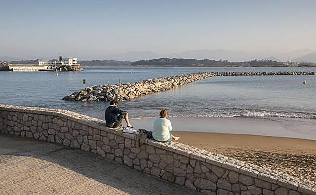 El espigón construido en las inmediaciones del balneario de La Magdalena, objeto de la polémica ciudadana y política. 