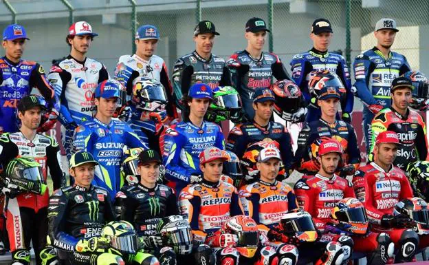 Foto de familia de los pilotos del Mundial de MotoGP 2019.
