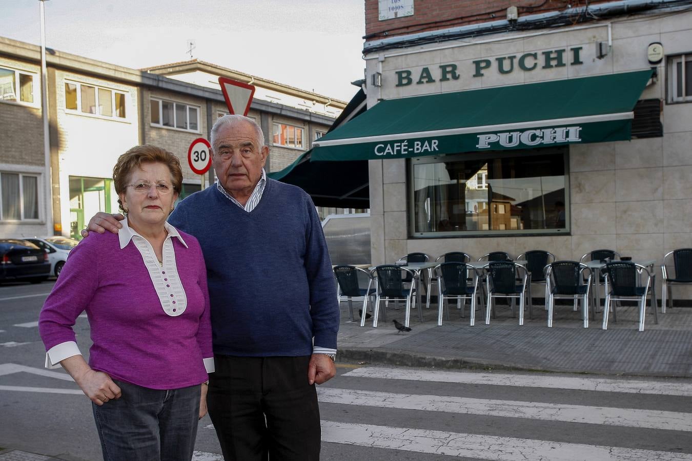 Rafael Gómez e Ildefonso Ibáñez, Puchi, posan frente al bar junto al Ferial en el que han pasado media vida. 