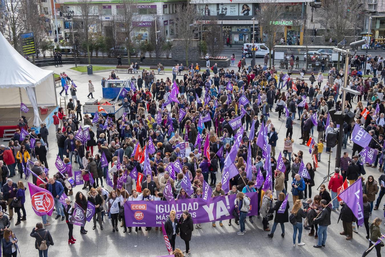 Concentración organizada por los sindicatos en la plaza del Ayuntamiento de Santander.