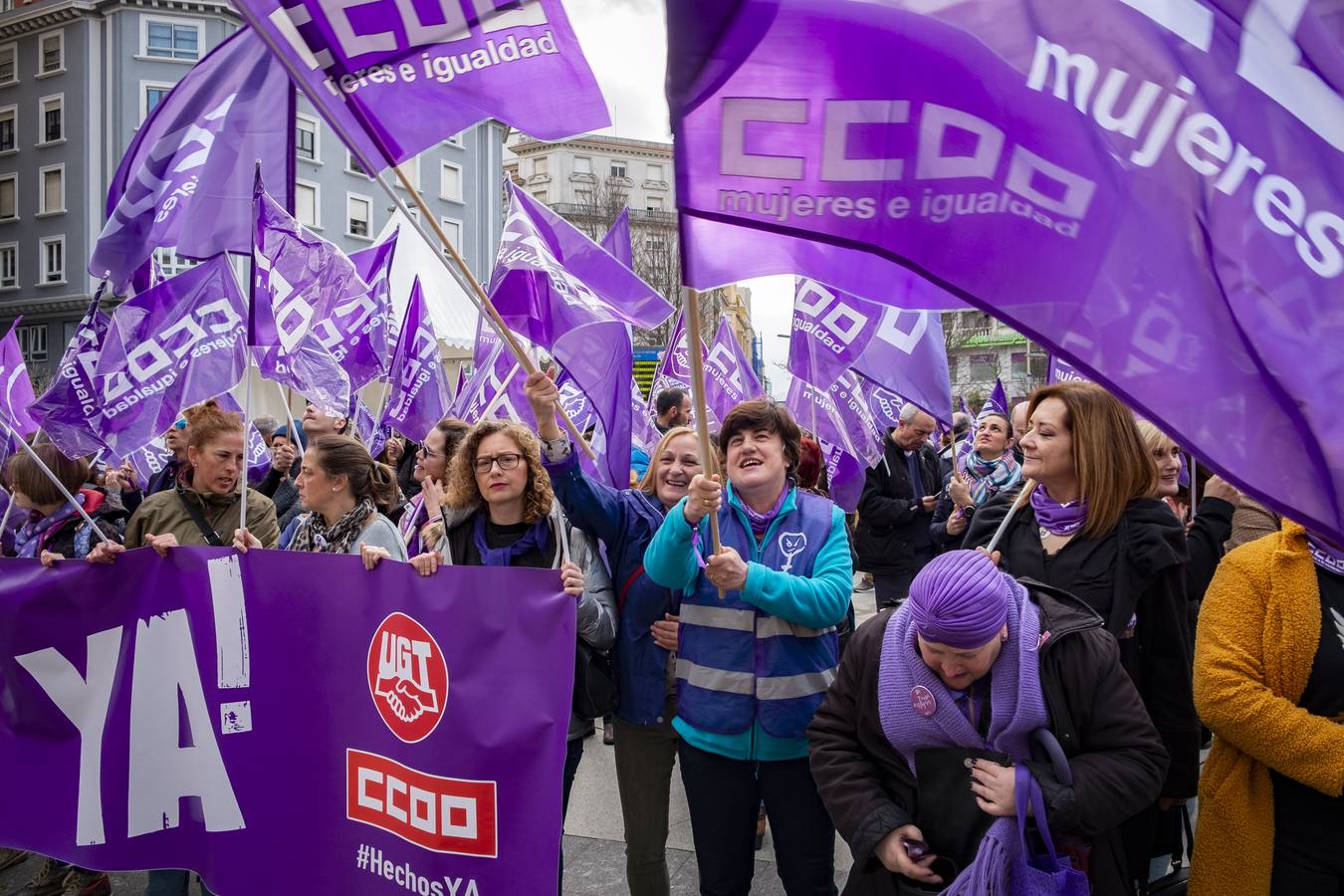 Concentración organizada por los sindicatos en la plaza del Ayuntamiento de Santander.