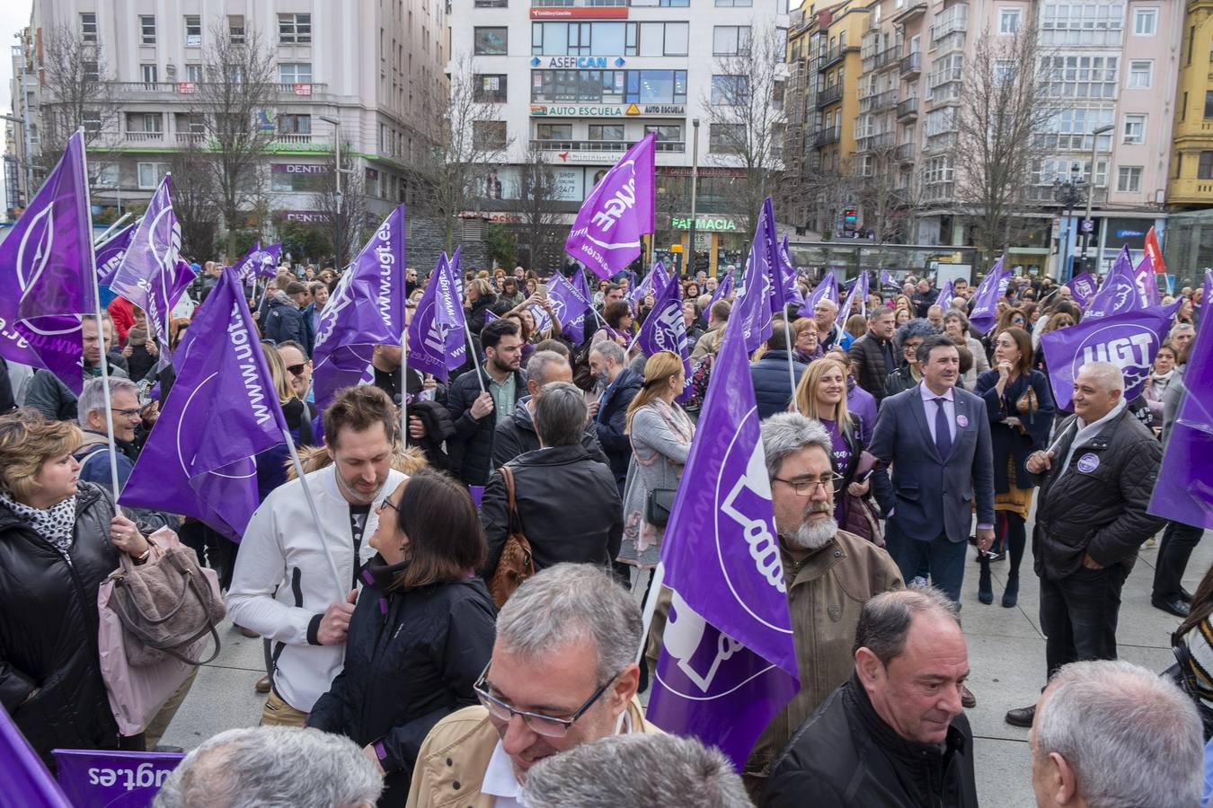 Concentración organizada por los sindicatos en la plaza del Ayuntamiento de Santander.